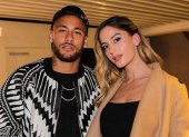 El atacante brasileño Neymar en una de sus salidas con la modelo Natalia Barulich.