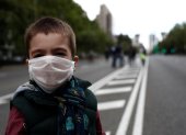 Madrid. Un niño con mascarilla, el pasado sábado en el Paseo de la Castellana, en la capital española.