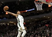 El jugador griego de ascendencia nigeriana de los Bucks de Milwaukee, Giannis Antetokounmpo, podrá volver a Estados Unidos sin problemas cuando se reinicie la temporada de la NBA.