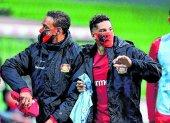 Los amantes del fútbol deberán acostumbrarse a ver a sus futbolistas con mascarillas. En la Bundesliga, los jugadores que fueron al banquillo las usaron.
