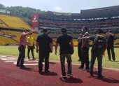 Reunión entre los médicos de Barcelona y el personal de utilería en el estadio Monumental.