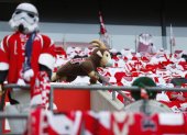 El Koln de la Bundesliga colocó peluches, camisetas en las sillas de las gradas y hasta maniquís de Star Wars para maquillar el vacío del público.