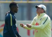 Miguel Herrera, técnico del América, dio detalles del futuro de Renato Ibarra (i).