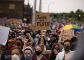 MINNEAPOLIS. Decenas de manifestantes marchan por una de las avenidas principales de esta ciudad estadounidense, denunciando el asesinato de George Floyd el jueves 26.