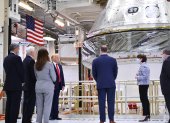 El presidente Donald Trump, acompañado por la primera dama Melania Trump recorrieron las instalaciones de la NASA antes de ver el lanzamiento de SpaceX.