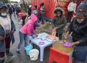 CIUDAD DEL CABO. Yandiswa Mazwana y otros ayudantes distribuyen alimentos del esquema de alimentación Masiphumelele Creative Hub dirigido por Yandiswa Mazwana en Masiphumelele,