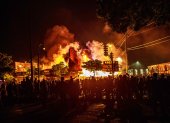 MINNEAPOLIS. Los manifestantes se reúnen alrededor de una licorería en llamas cerca del Tercer Recinto Policial.