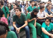 Los estudiantes de Medicina de la Universidad de Guayaquil se alistan para el proceso.
