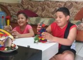 El juego. Keyla y Roberto Valeriano disfrutan de construir con ladrillos  plástico una torre.