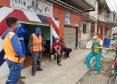 Un grupo de trabajadores escuchan las charlas del personal de salud.