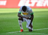 Marcus Thuram del equipo Moenchengladbach protestó por la muerte de George Floyd.