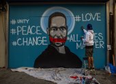The artist Celos paints a mural in Downtown Los Angeles on May 30, 2020 in protest against the death of George Floyd, an unarmed black man who died while while being arrested and pinned to the ground by the knee of a Minneapolis police officer. - Clashes broke out and major cities imposed curfews as America began another night of unrest Saturday with angry demonstrators ignoring warnings from President Donald Trump that his government would stop violent protests over police brutality "cold." (Photo by Apu GOMES / AFP) / RESTRICTED TO EDITORIAL USE - MANDATORY MENTION OF THE ARTIST UPON PUBLICATION - TO ILLUSTRATE THE EVENT AS SPECIFIED IN THE CAPTION