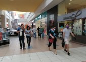 En un centro comercial de Guayaquil se observan a dos personas sin mascarilla.