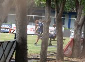 Óscar Bagüí, lateral de Emelec, realiza ejercicios físicos hoy lunes 1 de junio en el Polideportivo de Los Samanes.