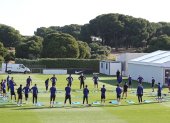 La plantilla del Atlético de Madrid en pleno durante la práctica de este lunes 1 de junio cuando ya pudieron juntarse todos los jugadores.