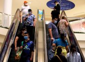 Clientes usan escaleras eléctricas en el centro comercial Plaza Las Américas, en San Juan, capital de Puerto Rico.