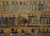 Aerial view showing a gravedigger burying a person at the Nossa Senhora Aparecida cemetery in the neighbourhood of Taruma, in Manaus, Brazil, on June 2, 2020 during the COVID-19 novel coronavirus pandemic. - The pandemic has killed at least 375,555 people worldwide since it surfaced in China late last year, according to an AFP tally at 1100 GMT on Tuesday, based on official sources. Brazil is the fourth worst-hit country with 29,937 deaths so far. (Photo by Michael DANTAS / AFP)