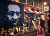 MINEÁPOLIS. Varias personas visitan en estos días el memorial que se levanta en el sitio en el que fue asesinado George Floyd la semana pasada.
