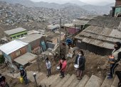 Un grupo de mujeres hacen cola para recibir algo de agua en el barrio Pamplona Alta, una de las zonas más pobres de Lima, capital de Perú.