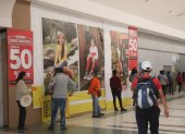 Los centros comerciales y los pequeños locales anuncian promociones y descuentos