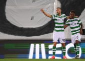 Andraz Sporar (i) fue la figura del Sporting al marcar un doblete en el campo del Vitória.

 FBL-POR-LIGA-VITORIA GUIMARAES-SPORTING
