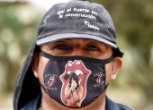 En México, un obrero de construcción usa una mascarilla con motivos de la mítica banda de rock Rolling Stones.