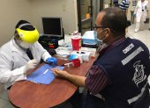 El personal de la Universidad de Guayaquil se realizó la prueba rápida COVID-19 ante de retornar a sus actividades.