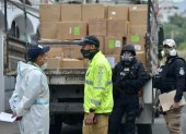 Hallazgo. Durante la incursión policial en la casa de Bucaram se hallaron cajas de cartón que, según la Fiscalía, contenían mascarillas y pruebas rápidas para la COVID-19.