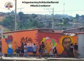 Guayaquil. Varios habitantes de del plan habitacional Socio Vivienda se reunieron este fin de semana para pintar un mural relacionado con las protestas por la muerte de George Floyd.