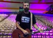 El cantante español durante la prueba de sonido en el coliseo Rumiñahui.