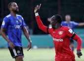Moussa Diaby (d), del Leverkusen, celebra uno de los goles marcados en la clasificación de su equipo.