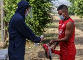 Wacho Vera, volante del Ídolo, cumple con los protocolos antes de iniciar con el entrenamiento.