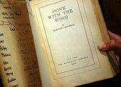 En esta foto de archivo, una copia del libro de Margaret Mitchell firmada por el productor, director y la mayoría del elenco de la película de Hollywood de 1939.