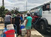 Un tanquero reparte agua en la ciudad.