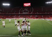 Los jugadores del Sevilla celebran el primer tanto en la victoria sobre el Betis.