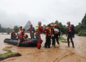 YANGSHUO. Al menos 19 personas han muerto, 10 permanecen desaparecidas y 2,63 millones se han visto afectadas por las inundaciones provocadas por lluvias torrenciales en el centro y el sur de China.