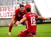Leon Goretzka (derecha) celebra el segundo gol del Bayern en el Allianz Arena