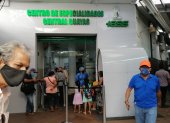 Personas reclaman en el dispensario del IESS, ubicado en la Bahía de Guayaquil, que ese día tenían cita médica y no sabían que la atención es solo por teléfono.