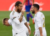 Sergio Ramos (i), defensa del Real Madrid, celebra el segundo tanto de los merengues.