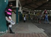 Los jockeys utilizaron mascarillas a la hora de competir como medida de sanidad.