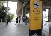 Situación. En la terminal aérea solo se permite el paso de quien vaya a viajar.