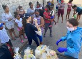 Entrega de kits de alimentos en el Guasmo, a familias pobres.