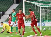 El polaco Robert Lewandowski (centro) festeja el gol que le dio la victoria al equipo y por consecuencia un nuevo campeonato