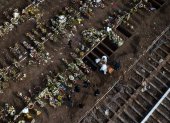 SANTIGO. Aerial view showing a burial of a victim of COVID-19 at the General Cemetery in Santiago June 15, 2020 amid the novel coronavirus pandemic. Chile"s new health minister Enrique Paris announced Sunday that the country"s official death toll will include suspected cases, which could double the current figure. Paris also said that quarantine measures in the Santiago metropolitan region would be extended "at least through June" after Chile recorded nearly 7,000 new cases in the last 24 hours. / AFP / Javier TORRES

 TOPSHOTS-TOPSHOT-CHILE-HEALTH-VIRUS-BURIAL