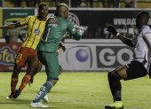 El golero Fernando Fernández (c) es uno de los cuatro jugadores que se marcharon de Aucas.