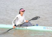 Stefanie Perdomo, canoísta de la selección nacional, entrena desde la semana pasada en el sector del muelle del Parque Histórico de Guayaquil, aunque la situación del retraso de su beca deportiva continúa.