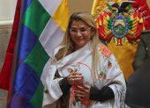 Jeanine Áñez, presidenta interina de Bolivia, señala a su antecesor de instigar a la violencia.