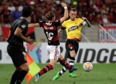 Filipe Luis (i) de Flamengo disputa el balón con Damian Díaz de Barcelona en uno de los últimos partidos de la Copa Libertadores disputados en marzo pasado.