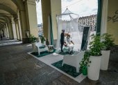 TURÍN. La peluquera Sabrina Zanfagnin se instala con una tienda de campaña en la plaza Vittorio, en estos días de Fase 2 en esta ciudad italiana.