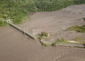 El aumento del caudal del río provocó el colapso de una parte de la vía Macas-Puyo.